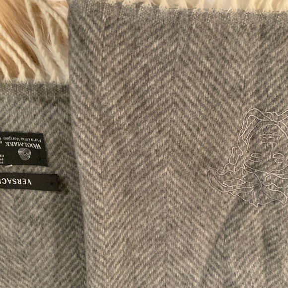 VERSACE GRAY WOOL SCARF. - Picture 2 of 4
